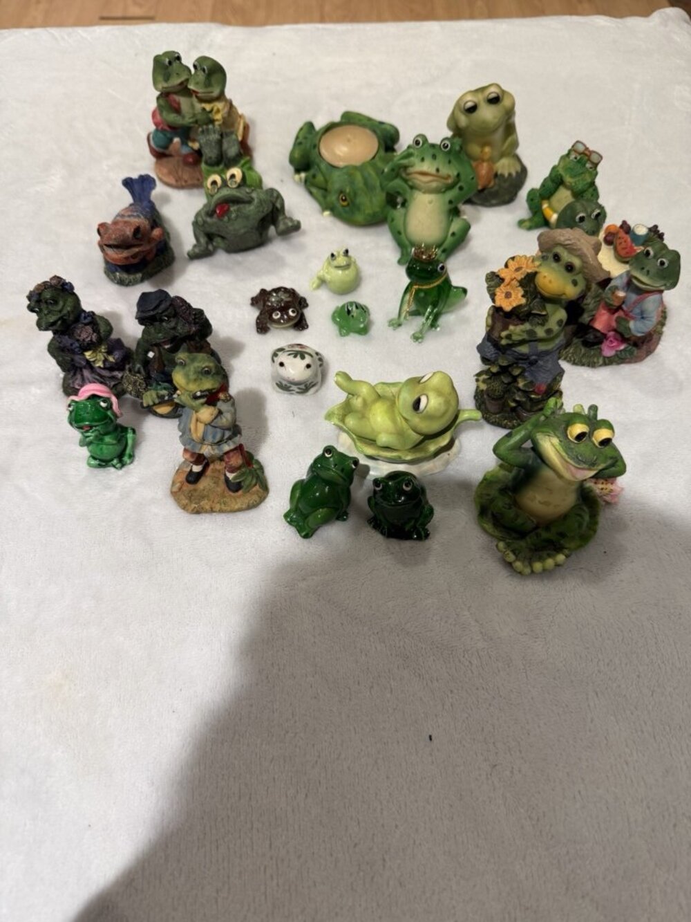 VTG Lot Of 22 Frog Figurines Various Sizes Conditions